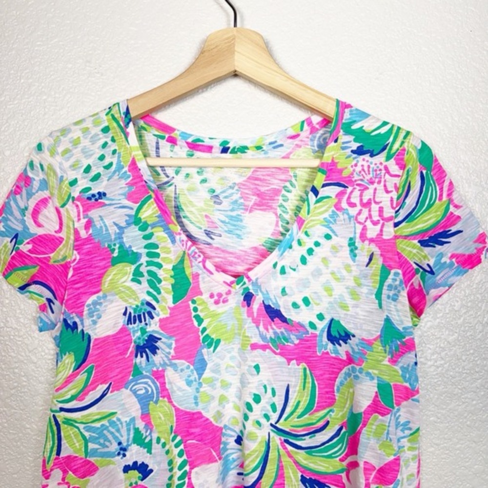 Lilly Pulitzer Size XS Tropical Etta V Neck‎ Short Sleeve Bright Colorful Tee - Picture 2 of 7